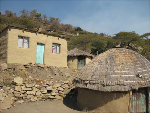 ::South Africa pics:8-6 Zulu huts 145.jpg