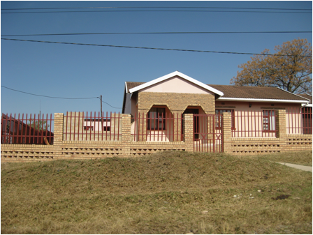 ::South Africa pics:8-7 nice house with wall and gate 288.jpg
